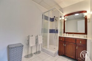 Shower, hair dryer, towels