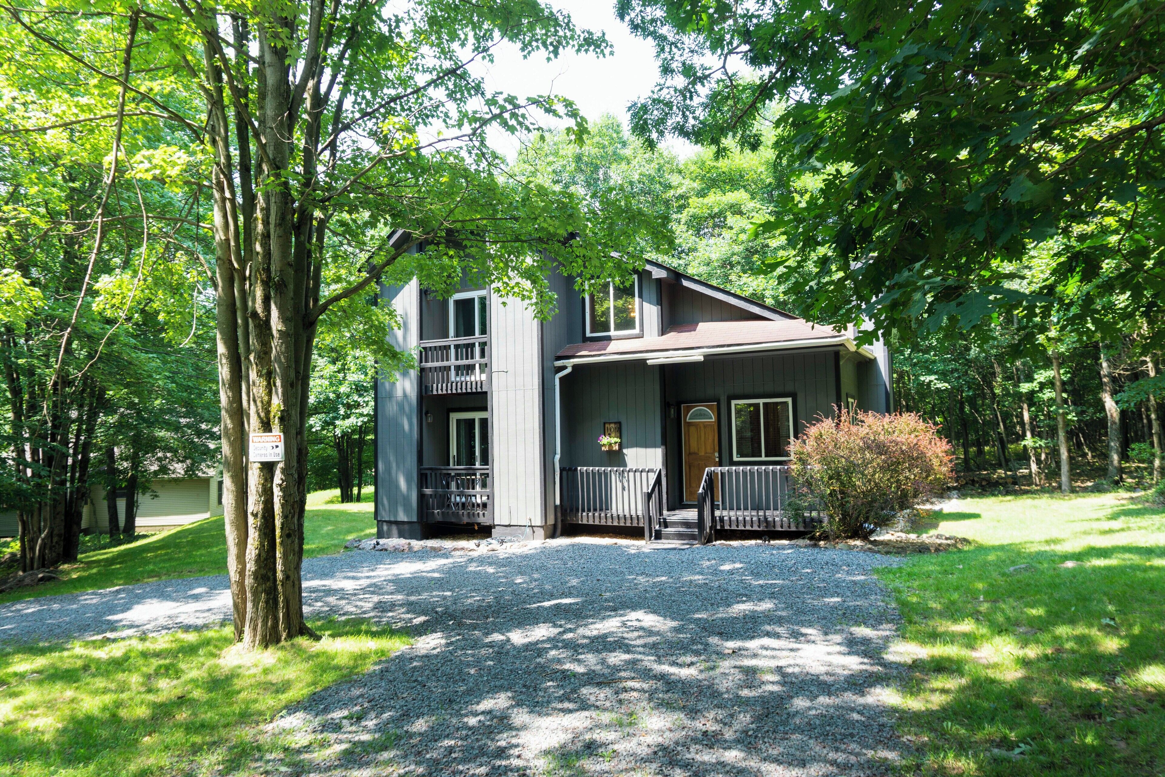Hiking & Lakes 10 min away! Private Lake, King Bed, Peaceful Deck & Game Room! 