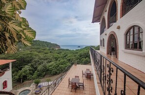 Desk, laptop workspace, free WiFi, bed sheets - Beachside stay at Villa ViYarte (San Juan del Sur)