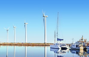 A marina with multiple wind turbines and boats docked. - 2 bedroom pet friendly home in Glesborg (Glesborg)