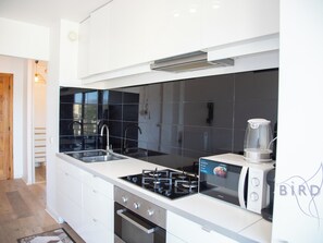 Kjøleskap, mikrobølgeovn, ovn og kaffetrakter/tekoker