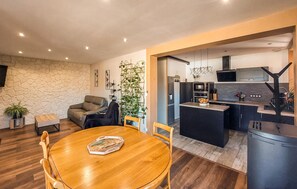 Televisie, een open haard en een stereo