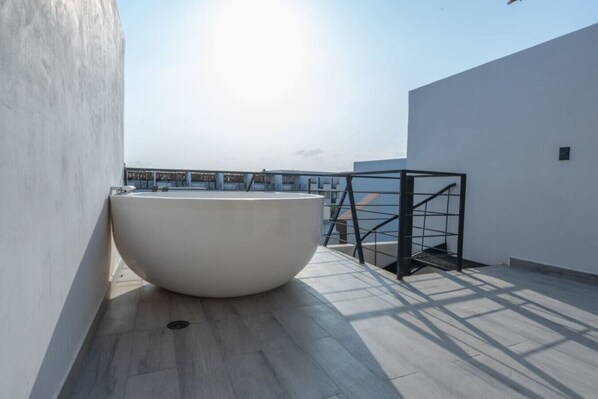Outdoor spa tub