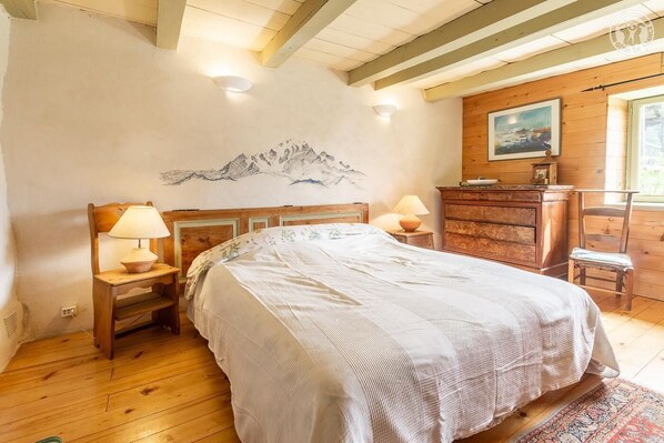 4 bedrooms, iron/ironing board, travel cot