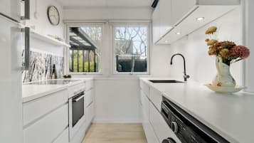 Køleskab, kogeplade, kaffe-/temaskine