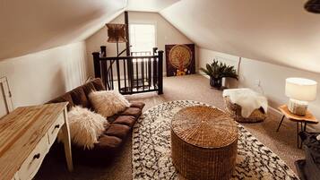 TV connectée, cheminée, livres, imprimantes