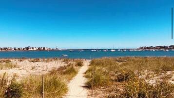 Beach nearby, sun-loungers, beach towels