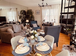 TV connectée, cheminée, livres, imprimantes