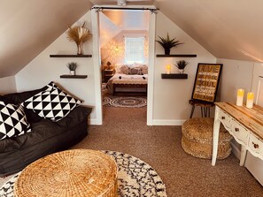 TV connectée, cheminée, livres, imprimantes