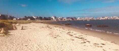 Beach nearby, sun-loungers, beach towels