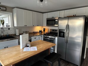 Microwave, oven, stovetop, dishwasher - Peaceful Lakeside Getaway with Hot Tub, Dock, Large Yard and Amazing Sunsets! (Liberty)