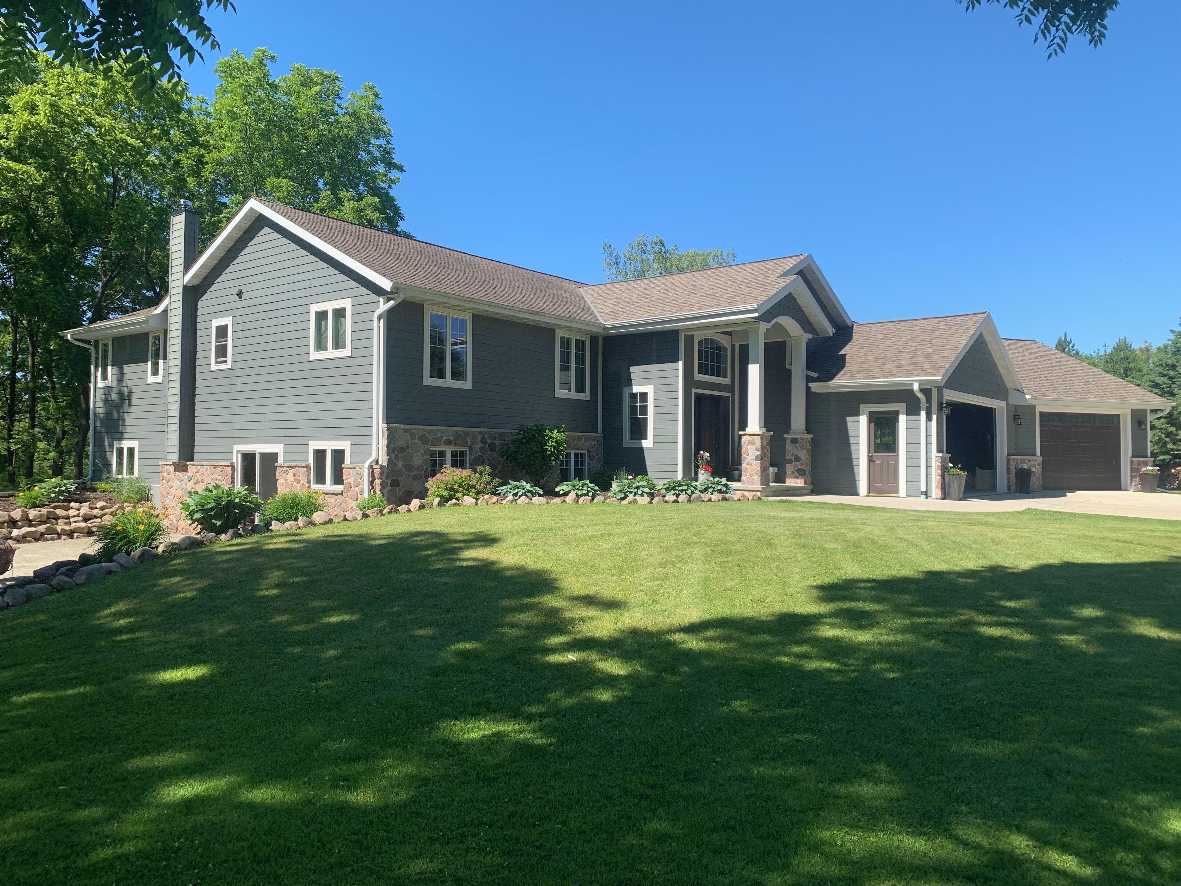 EAA-  Clean and Spacious Country Home