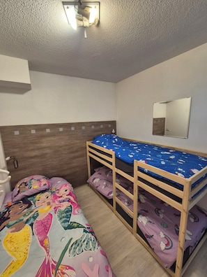 2 habitaciones, tabla de planchar con plancha, cuna de viaje y wifi 