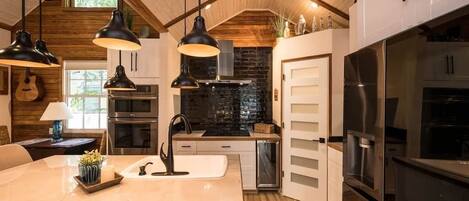 Microondas, horno, placa de cocina y lavavajillas