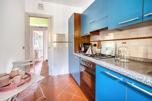 Fridge, oven, stovetop, coffee/tea maker - GuestHost - Beautiful apartment located in a shared villa, equipped with all the comforts to accomodate up to 4 people, including a large patio equipped to enjoy unmissable moments of relaxation. The accommodation is furnished with great taste and boasts (Perugia)