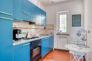 Kjøleskap, ovn, kokeplater og kaffetrakter/tekoker