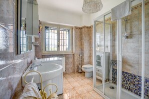 Bruser, hårtørrer, bidet, håndklæder