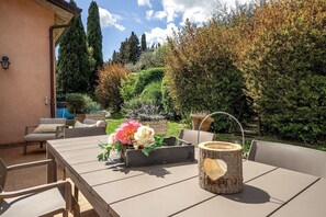 Outdoor dining - GuestHost - Beautiful apartment located in a shared villa, equipped with all the comforts to accomodate up to 4 people, including a large patio equipped to enjoy unmissable moments of relaxation. The accommodation is furnished with great taste and boasts (Perugia)