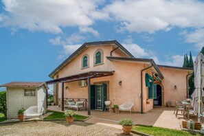 Exterior - GuestHost - Beautiful apartment located in a shared villa, equipped with all the comforts to accomodate up to 4 people, including a large patio equipped to enjoy unmissable moments of relaxation. The accommodation is furnished with great taste and boasts (Perugia)