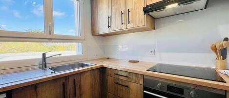 Kühlschrank, Mikrowelle, Ofen, Kochgeschirr/Geschirr/Besteck