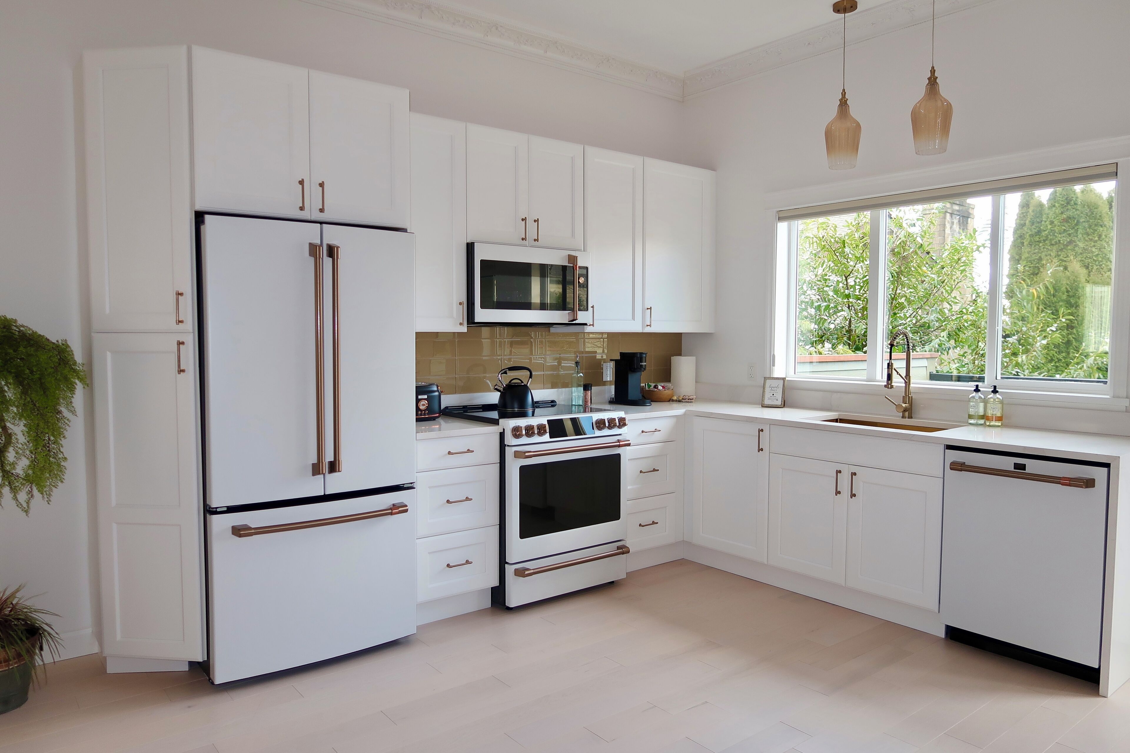 Réfrigérateur, four à micro-ondes, un four, surface de cuisson