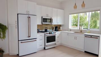 Réfrigérateur, four à micro-ondes, un four, surface de cuisson