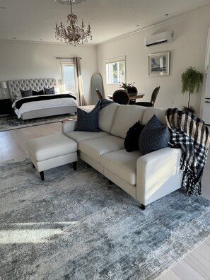 Smart TV, fireplace - LUXURY COTTAGE IN DAVIS BAY, BC. (Sechelt)