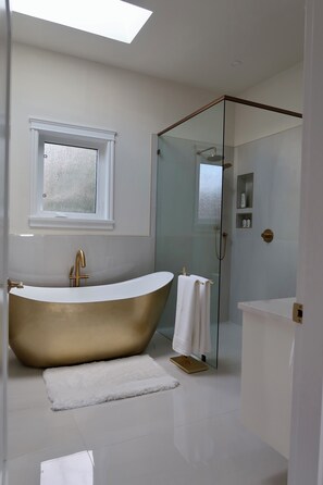 Hair dryer, towels, soap, shampoo - LUXURY COTTAGE IN DAVIS BAY, BC. (Sechelt)