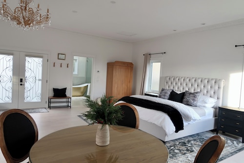 LUXURY COTTAGE IN DAVIS BAY, BC.