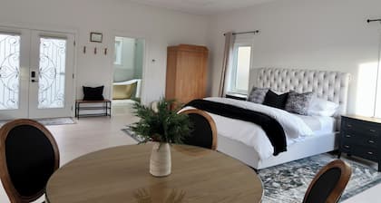 LUXURY COTTAGE IN DAVIS BAY, BC.