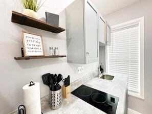 Microwave, stovetop - Private cozy studio near Airport & Beaches (Fort Lauderdale)