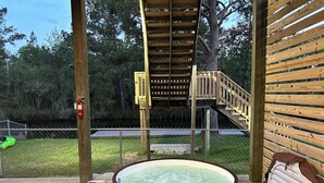 Ein Holzbott mit Bedienfeld, eine Holzterrasse und eine Holztreppe zu einem Terrassenbereich.