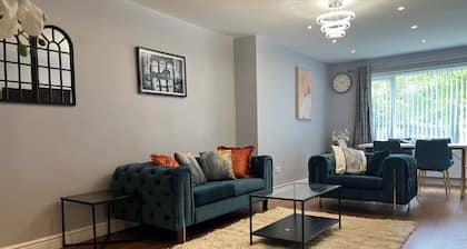 Luxe 5 Bed Bungalow In Snodland, Medway. Kent
10 Cooper Road, Kent, ME6 5JH, UK.