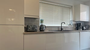 Kaffetrakter/tekoker, kjøleskap, mikrobølgeovn og ovn