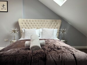 5 عدّة غرف نوم ومكواة/لوح كي وسرير سفر وواي فاي