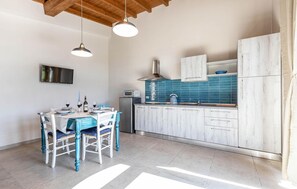 Fridge, stovetop, cookware/dishes/utensils - Cozy home in Casole d'Elsa (Casole d'Elsa)