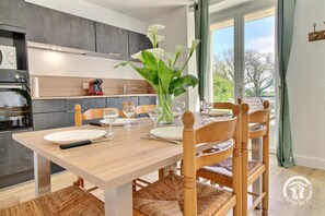 Une cuisine moderne avec un coin repas aménagé pour quatre personnes.