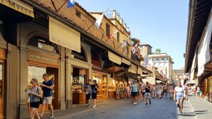 A street lined with shops, including a jewelry store and a gold store. - Nice apartment in Firenze with WiFi (Firenze)
