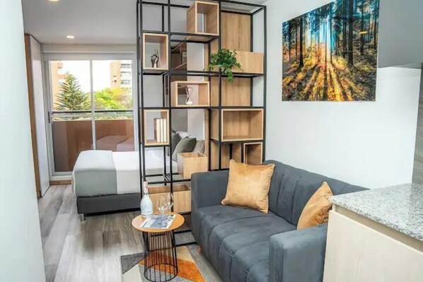 Studio – deluxe | Skrivebord, lydisolert, strykejern/-brett og wi-fi (inkludert)