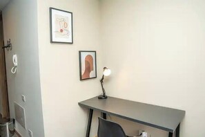 Estudio Deluxe | Zona de estar | Una televisión de pantalla plana