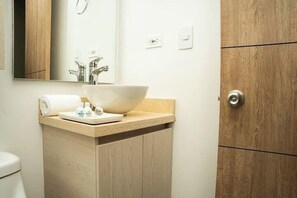 Deluxe Studio | Bathroom | Free toiletries, hair dryer, towels, toilet paper - gA Exclusive Apartment Cabrera (Bogotá)