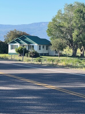 Exterior - Quaint high valley farmhouse close to Capital Reef NP, hiking, fishing, hunting (Lyman)