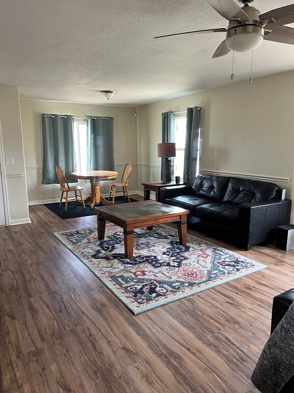 TV, video library, stereo - Quaint high valley farmhouse close to Capital Reef NP, hiking, fishing, hunting (Lyman)