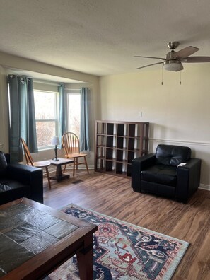 TV, video library, stereo - Quaint high valley farmhouse close to Capital Reef NP, hiking, fishing, hunting (Lyman)