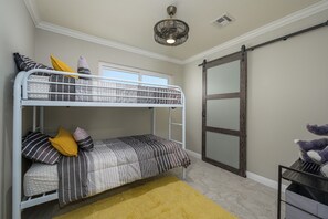 4 bedrooms, iron/ironing board, WiFi, bed sheets - 4 BDR Modern Home in Bullhead City (Bullhead City)