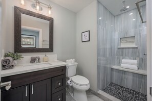 Douche, sèche-cheveux, serviettes fournies, savon