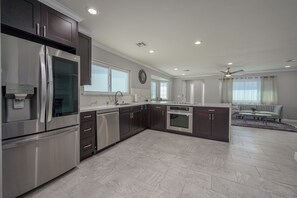 Een magnetron, een oven, een kookplaat, een vaatwasser