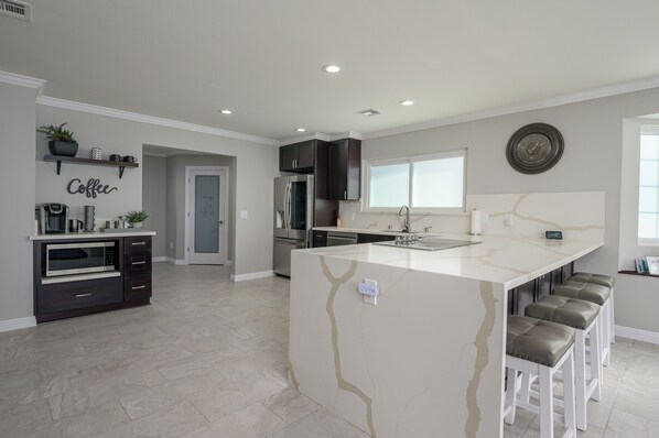 Een magnetron, een oven, een kookplaat, een vaatwasser