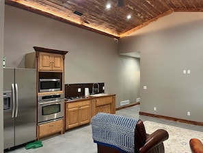 冷蔵庫、電子レンジ、オーブン、コンロ