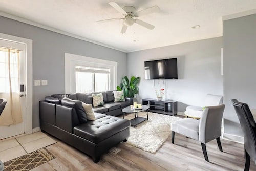 3 Bedroom King Bed  big group 8pax  nr Lucas Stadium